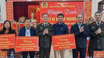 Cục An ninh chính trị nội bộ trao 1.000 suất quà tặng đồng bào nghèo vùng biên cương