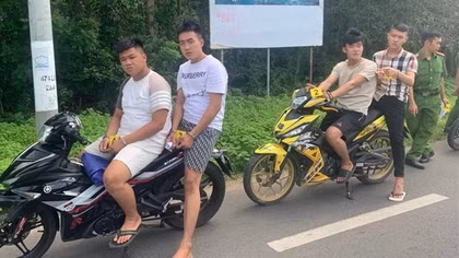 4 thanh niên ép xe người đi đường, dùng dao, xịt hơi cay, cướp tài sản