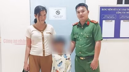 Công an phường giúp bé trai 7 tuổi đi lạc trở về nhà an toàn