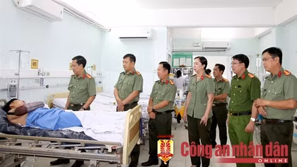 Thăm hỏi cán bộ Công an bị thương khi làm nhiệm vụ