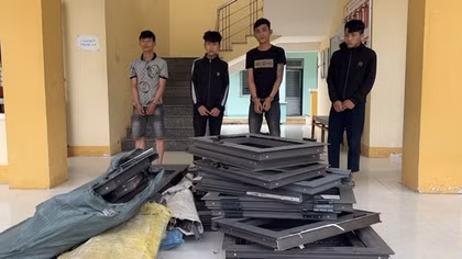 Bắt nhóm chuyên trộm cửa nhôm trong nghĩa địa
