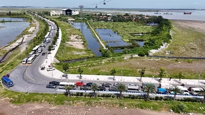 Du khách đi Cát Bà vật vã chờ phà