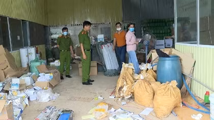 Bộ đôi làm giả thuốc diệt cỏ, thuốc trừ sâu số lượng cực lớn
