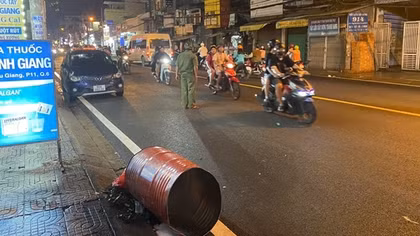 Thùng phuy phát nổ trong lúc phá bỏ, 1 người bị thương nặng