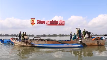 Bắt quả tang 3 đối tượng khai thác cát "lụi" trên sông Hậu