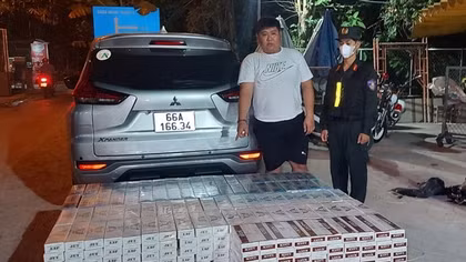 Kiểm tra ô tô vượt nhanh, "lòi" 9.000 gói thuốc lá nhập lậu
