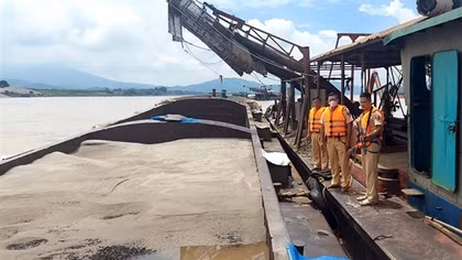 CSGT trang bị súng bắt giữ 5 tàu cát "rút ruột" sông Đà