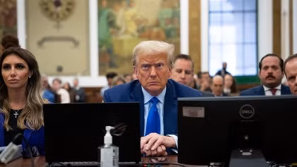 Ông Trump bị phạt hơn 350 triệu USD