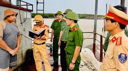 Công an Thanh Hoá giúp sơ tán hàng trăm hộ dân đến nơi an toàn
