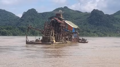Một ngày bắt 3 vụ, 9 tàu hút cát trái phép trên sông Lô