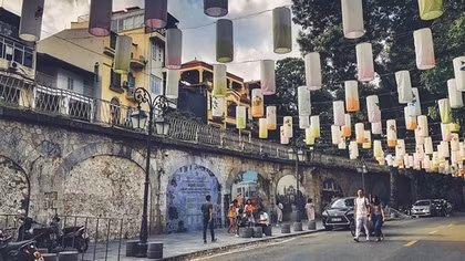 Còi tàu vang vọng phố khuya