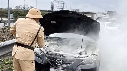 CSGT kịp thời giúp người dân dập tắt đám cháy ô tô