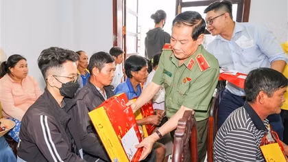 Đoàn Đại biểu Quốc hội TP Cần Thơ tặng quà Tết cho người nghèo