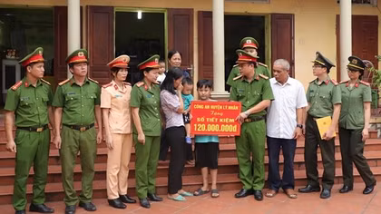 Công an huyện Lý Nhân trao tặng sổ tiết kiệm cho con của đồng đội từ trần