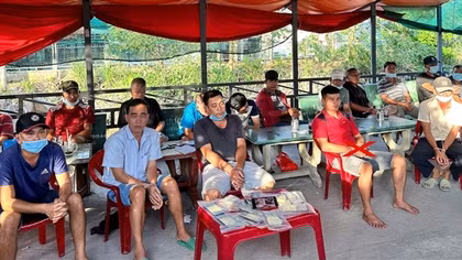 Phá sới bạc núp bóng quán giải khát cá độ với nhà mạng tại Campuchia