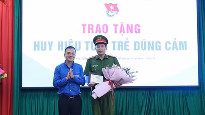 Đại uý Lục Văn Nguyên được trao tặng huy hiệu Tuổi trẻ dũng cảm