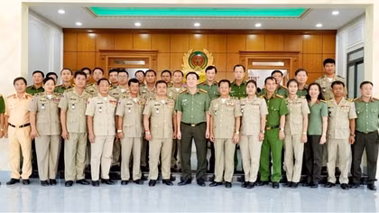 Ty Công an Svay Riêng chúc Tết Công an tỉnh Long An