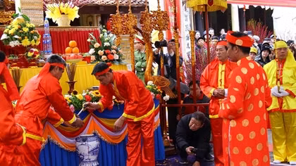 Đông đảo người dân và du khách về dự Lễ hội Minh Thề