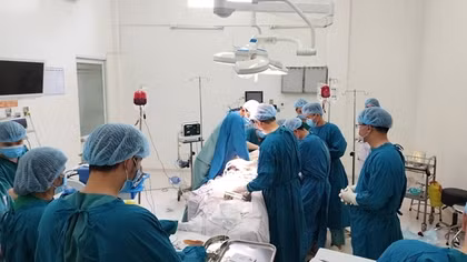 Điều tra vụ một người nước ngoài bị đâm tử vong trên đường