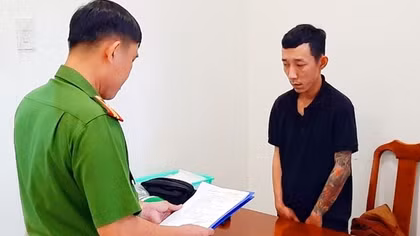 Mượn nhiều ô tô và vay 5 tỷ đồng để đánh bạc rồi bỏ trốn