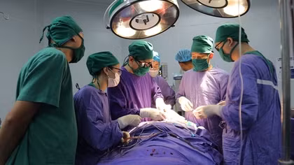 Nam công nhân bị dây cáp văng đứt đôi khí quản