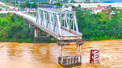 Lên phương án phá dỡ các nhịp, trụ còn lại của cầu Phong Châu