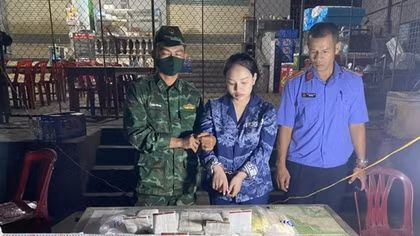 Nữ 2k "ôm" 40 bánh heroin và 15kg ma túy từ Lào về Việt Nam