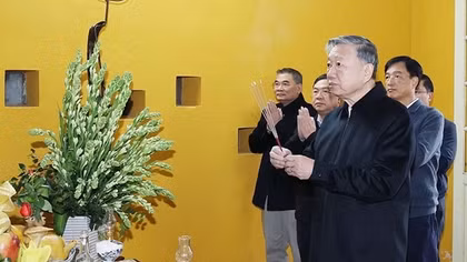 Tổng Bí thư Tô Lâm dâng hương tưởng niệm Chủ tịch Hồ Chí Minh tại nhà 67