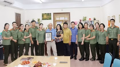 Tình người qua những trang hồ sơ