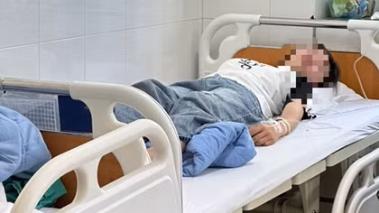 Mâu thuẫn trên mạng xã hội, nữ sinh bị đánh hội đồng phải nhập viện cấp cứu
