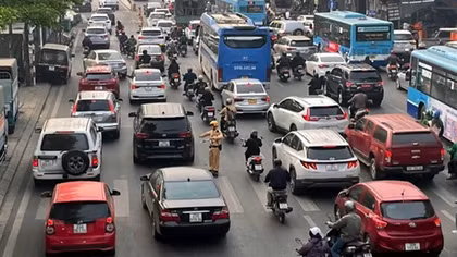CSGT Hà Nội tăng cường xử lý vi phạm giao thông trên các cầu dẫn vào nội đô