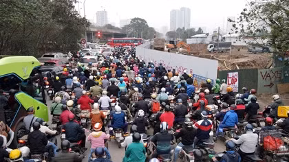 Đại lộ Thăng Long bị rào chắn, giao thông ùn tắc và hỗn loạn