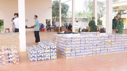 Bắt giữ gần 1,8 tấn pháo hoa và gần 8.000 gói thuốc lá lậu