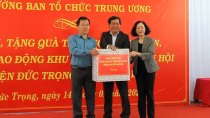 Đồng chí Trương Thị Mai tặng quà Tết công nhân, người lao động KCN Phú Hội