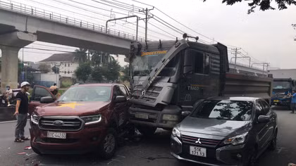 5 ô tô đâm liên hoàn trên đường Võ Nguyên Giáp, giao thông ùn ứ