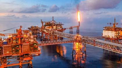 Petrovietnam duy trì tăng trưởng khi giá dầu đảo chiều giảm mạnh