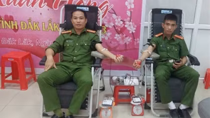 Hai cán bộ Công an xã xin tạm dừng việc, cấp tốc đến bệnh viện hiến máu cứu người