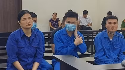 Lật tẩy xảo thuật của nhóm nhân viên sân bay buôn lậu sừng tê, ngà voi