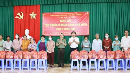 Cục An ninh điều tra tặng quà đồng bào khó khăn tỉnh Sóc Trăng