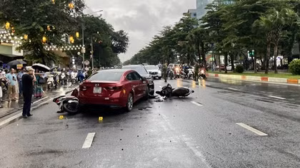 Hà Nội: Lỡ nhầm chân ga, nữ tài xế ô tô gây tai nạn liên hoàn