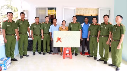 Sửa chữa nhà cho gia đình chiến sĩ Cảnh sát cơ động