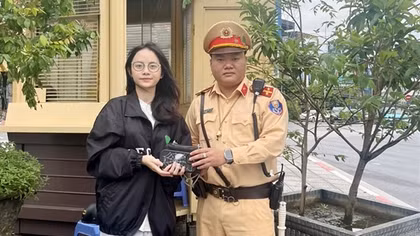Cô gái trẻ nhận lại tài sản đánh rơi trên phố từ CSGT Hà Nội