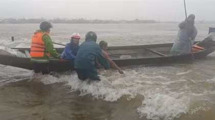 Kịp thời cứu người đàn ông bị nước lũ cuốn trôi