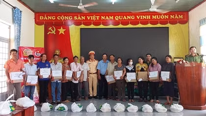 Tặng 200 phần quà cho người dân khó khăn và thực hiện “4 phủ”