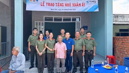 Công an Bình Dương tặng nhà nhân ái cho người nghèo