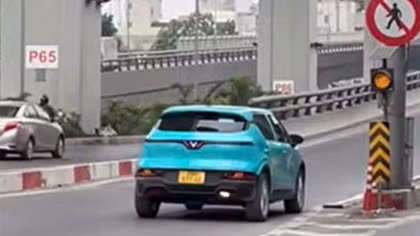 Hà Nội: Tài xế taxi đi lùi tại Vành đai 2 trên cao biện minh do nhầm đường