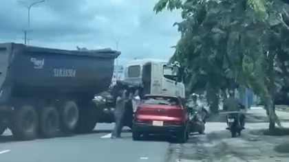 Làm rõ vụ tài xế đầu kéo dừng xe giữa Quốc lộ, chặn đầu tấn công tài xế ô tô con