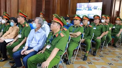 Trương Mỹ Lan tặng thưởng tất cả nhân viên SCB vì "sự cống hiến vất vả"