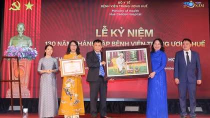 Bệnh viện Trung ương Huế được Thủ tướng tặng Bằng khen về thành tích xuất sắc trong ghép tuỷ