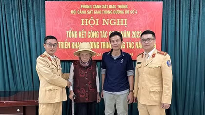 Cụ bà 84 tuổi đi lạc được CSGT giúp đỡ, đưa về với gia đình